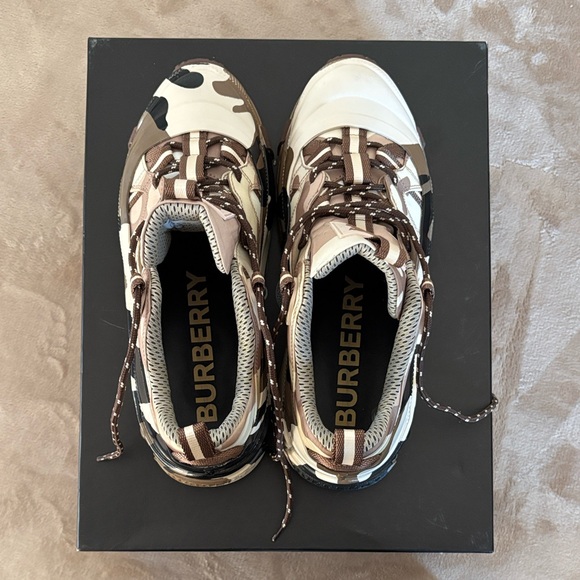 Burberry Sneakers - Picture 4 of 7